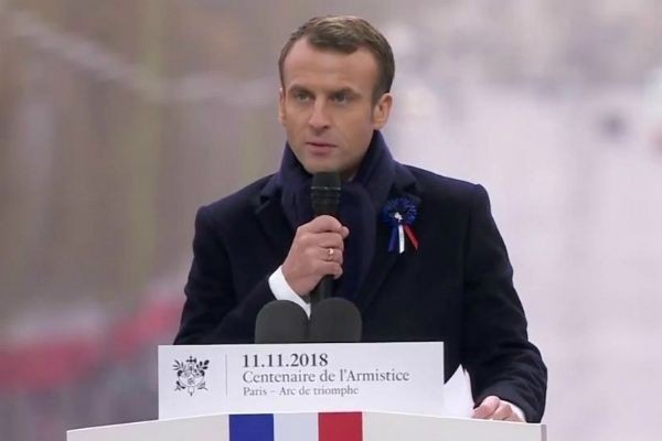 Imagem da noticia Presidente da França faz críticas indiretas a Trump em evento internacional