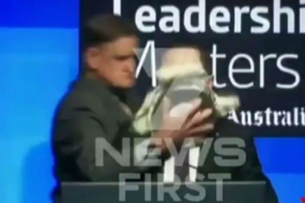 Presidente de companhia aérea leva torta na cara durante discurso na Austrália