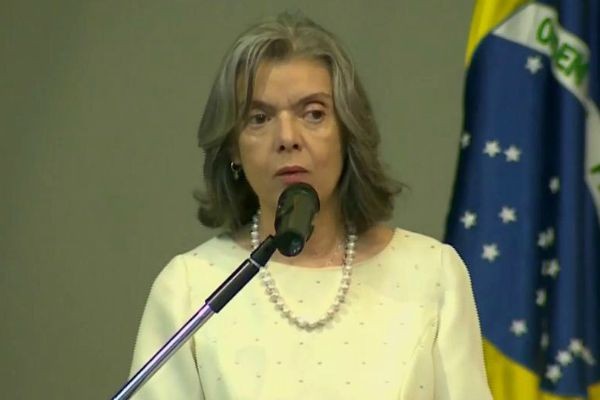Presidente do STF suspende parte do decreto de Temer sobre indulto de Natal