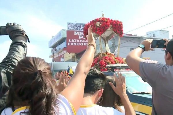 Primeira das 12 romarias do Círio de Nazaré percorre ruas de Belém