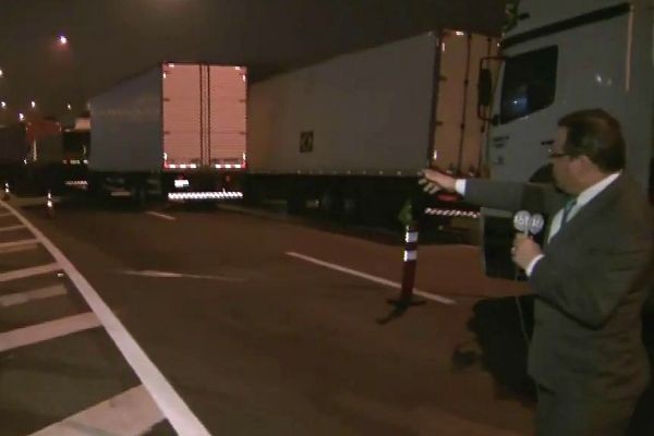 Primeiro Impacto acompanha protesto de caminhoneiros na Régis Bittencourt