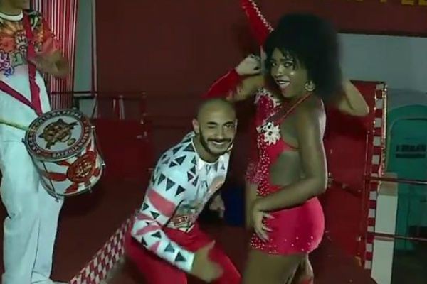 Imagem da noticia Primeiro "muso" da Sapucaí faz sucesso com seus 105 cm de quadril