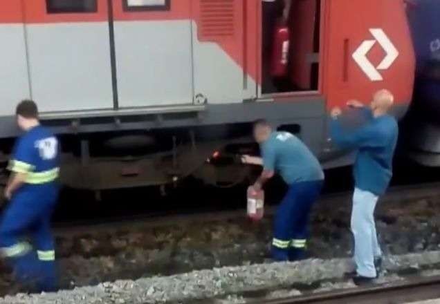 Princípio de incêndio em trem assusta passageiros no Tatuapé