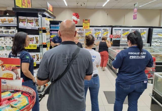 Procon-RJ descarta mais de 400 kg de alimentos impróprios ao consumo em supermercados