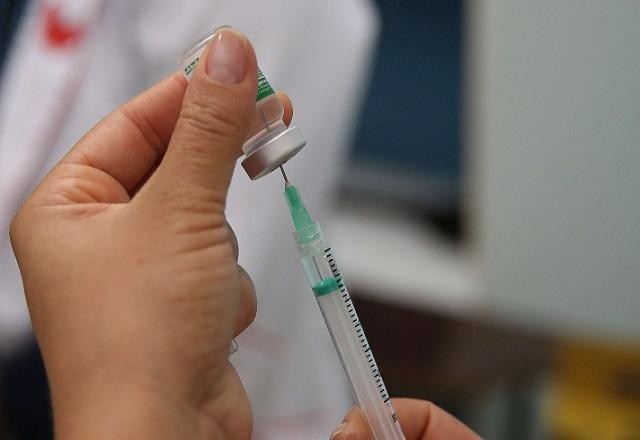 Ritmo lento e "fura-filas" marcam os três meses de vacinação no Brasil