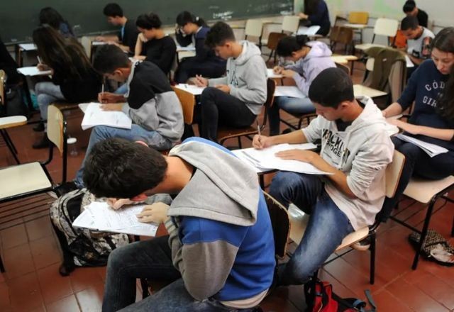 Imagem da noticia Primeira etapa do Pé-de-Meia contemplará alunos de lares beneficiados pelo Bolsa Família
