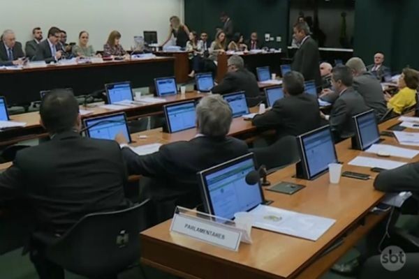 Imagem da noticia Proposta que limita gastos do governo é aprovada depois de confusão