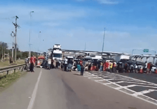 Porto Alegre tem protesto contra demora no escoamento da água