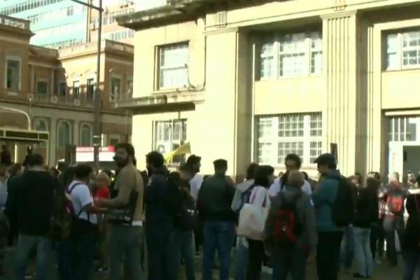 Imagem da noticia Protesto contra ajustes termina em confronto na capital gaúcha