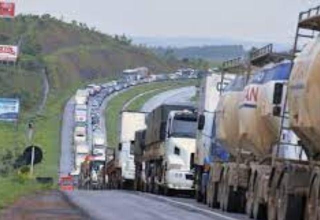 Imagem da noticia Indústria teme desabastecimento em função de paralisações de caminhoneiros