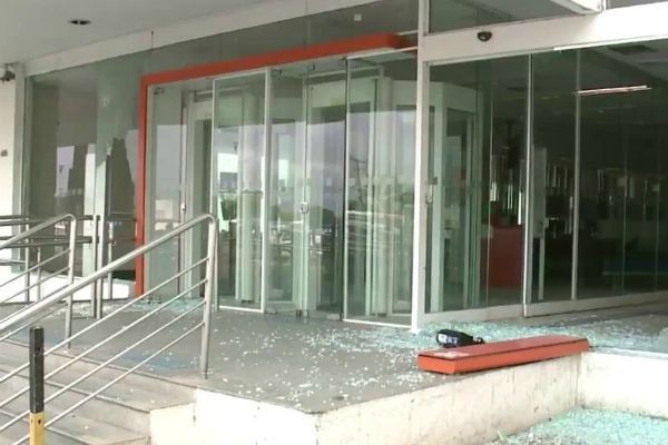 Imagem da noticia Quadrilha explode agências bancárias e faz reféns durante a fuga