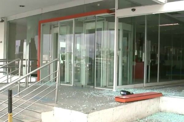 Quadrilha explode agências bancárias e faz reféns durante a fuga