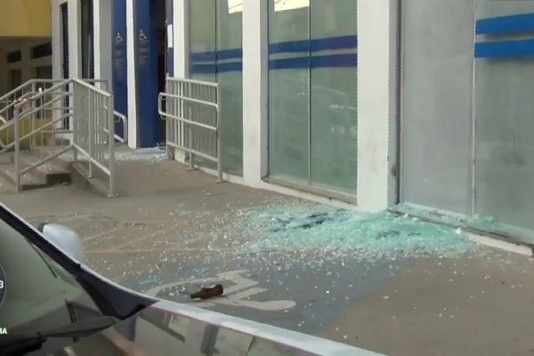 Imagem da noticia Quadrilha explode caixa eletrônico e cofre de agência bancária