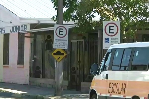 Quadrilha sequestra van escolar com cinco crianças dentro em Caxias do Sul