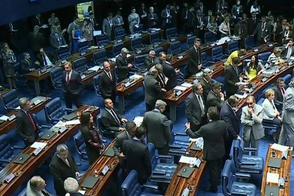 Imagem da noticia Quase metade dos parlamentares brasileiros têm problemas na justiça