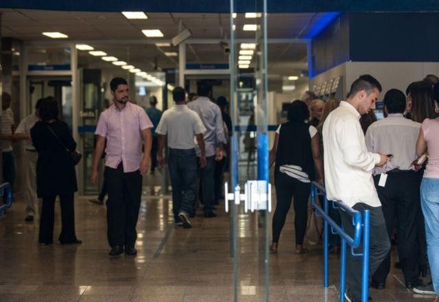 Imagem da noticia Inadimplência cede 1% e atinge 66,6 milhões de brasileiros, segundo CNDL