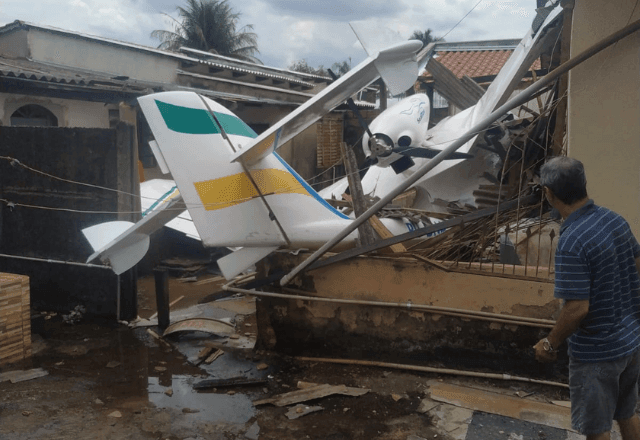 Imagem da noticia Avião de pequeno porte cai sobre casa em Goiânia
