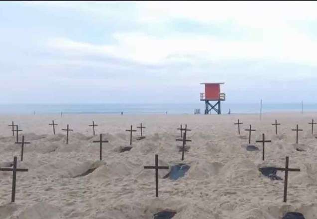 RJ: covas são abertas em praia para homenagear vítimas da Covid-19