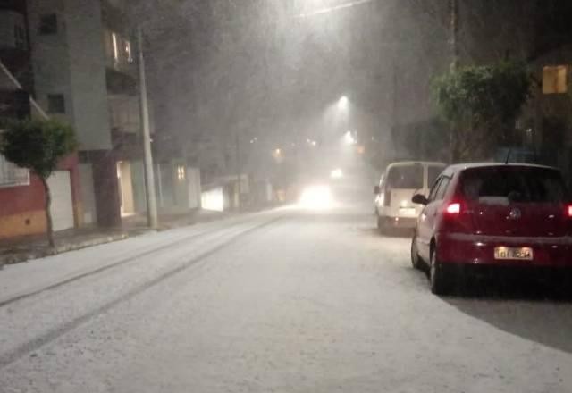 Neve e chuva congelada no centro-sul continuam até domingo, diz MetSul