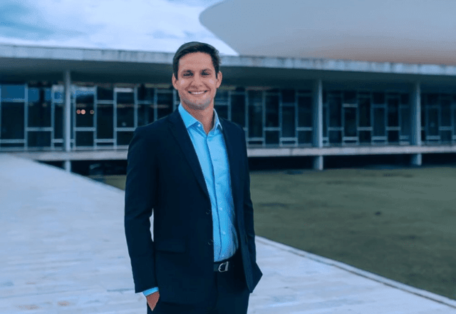 Imagem da noticia Ex-deputado Rafael Motta segue em coma induzido após acidente de kitesurfe em Natal