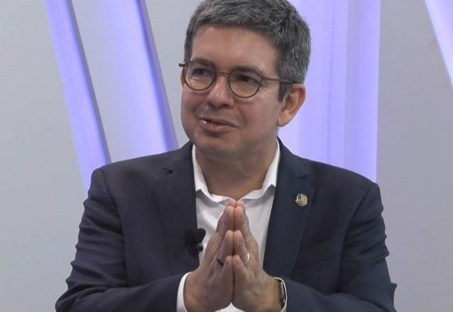 Imagem da noticia Randolfe reforça que governo não deve abrir mão do veto de R$ 5,6 bilhões a emendas, mas aceita debater