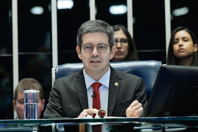 Líder do governo diz que decisões do Congresso têm custo de R$ 100 bi e cobra apoio para diminuir gastos públicos