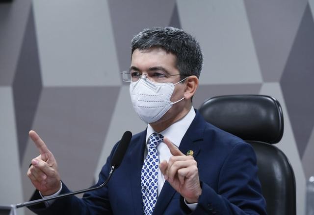 Imagem da noticia "Relatório da CPI não pede impeachment", diz Randolfe