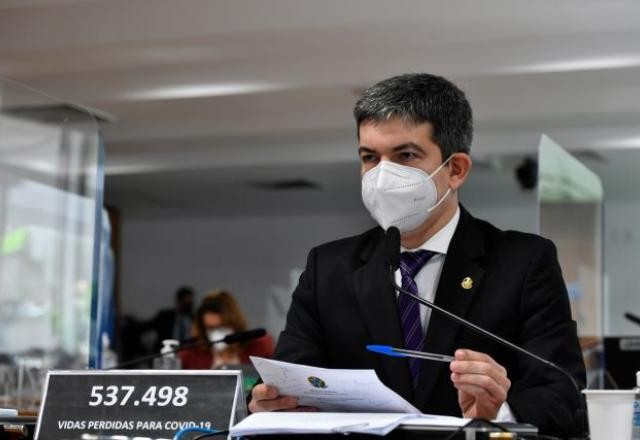 Imagem da noticia Randolfe Rodrigues é reconhecido com a mais alta distinção da França