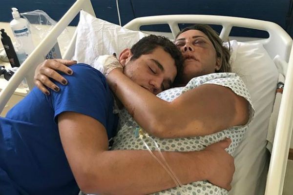 Rayron Gracie abraça mãe no hospital após agressão brutal no RJ