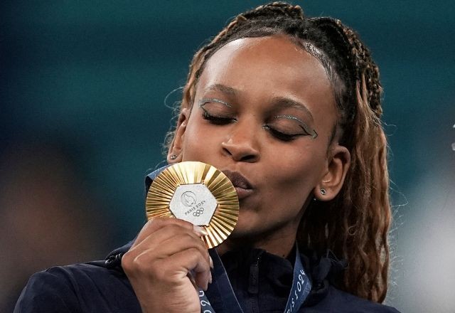 Rebeca Andrade é ouro no solo e se isola como a maior medalhista olímpica do Brasil