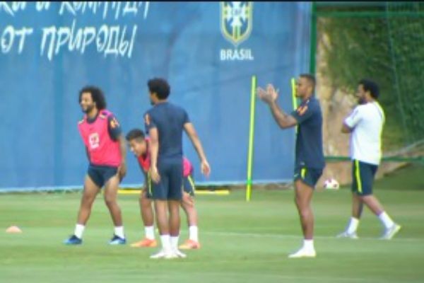 Imagem da noticia Recuperados, Douglas Costa e Marcelo treinam com todo o time