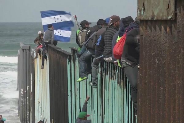 Imagem da noticia Refugiados chegam à fronteira dos Estados Unidos para pedir asilo