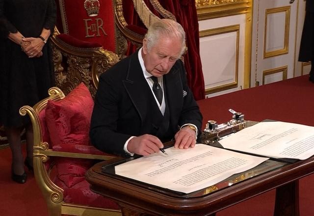 Imagem da noticia Rei Charles III promete devoção ao trono pelo resto da vida