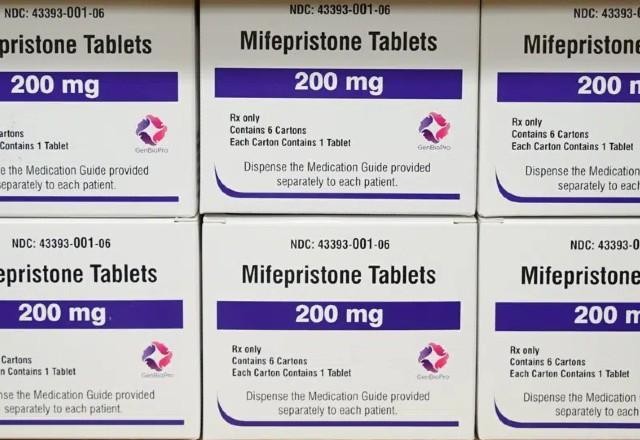 Pílulas abortivas podem ser vendidas em farmácias dos EUA, decide FDA