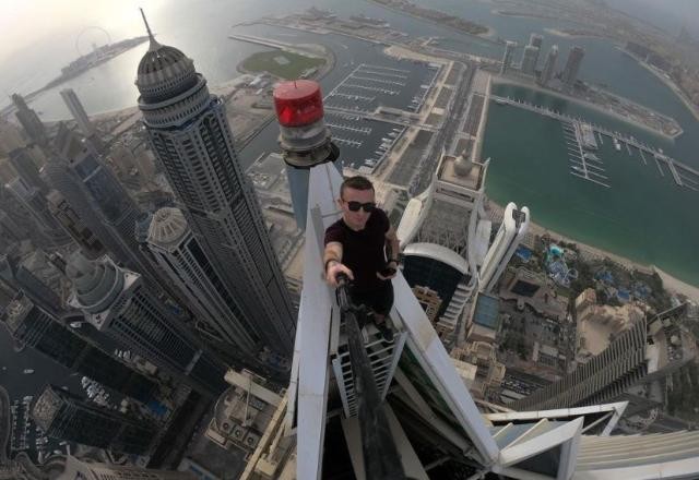 Imagem da noticia Homem conhecido por escalar edifícios morre após cair do 68º andar em Hong Kong