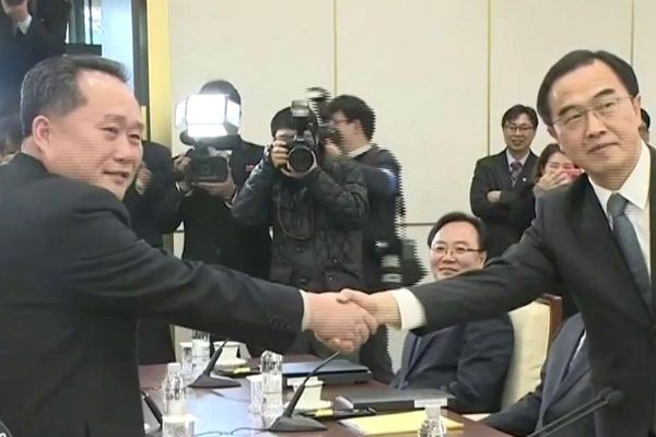 Representantes das duas Coreias se encontra após mais de dois anos