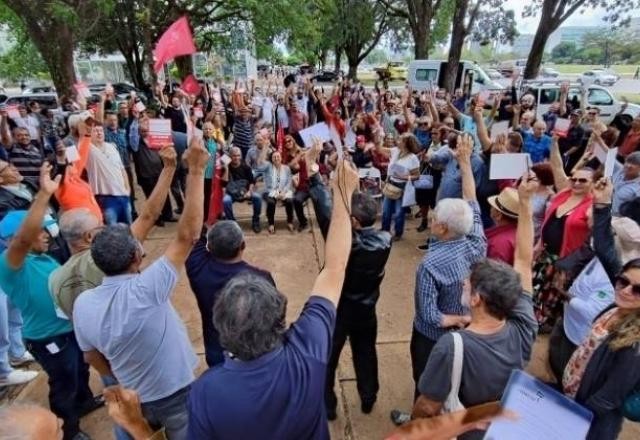 Servidores federais cobram recomposição salarial e podem entrar em greve