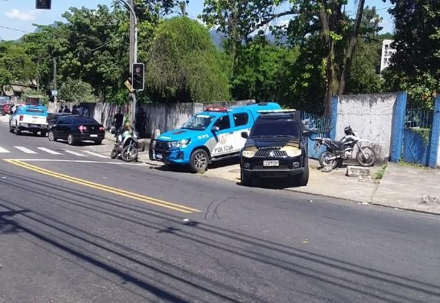 RIO: Motoristas realizam greve de ônibus; Polícia Federal intervém na garagem