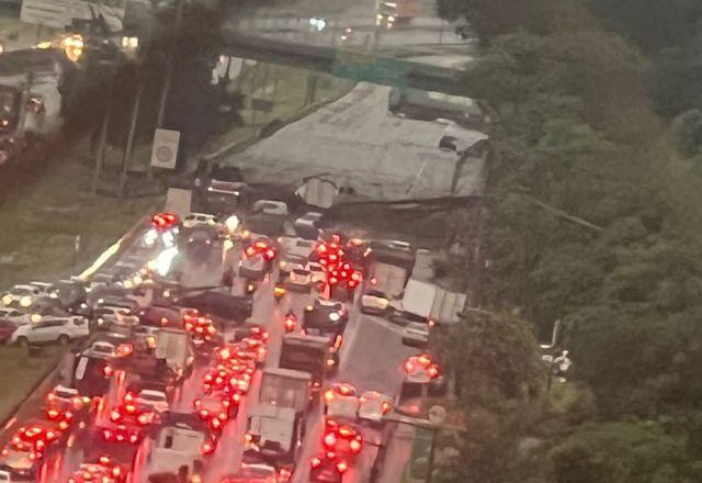 Imagem da noticia SBT News na TV: Tempestade em SP deixa mais de 1 milhão de casas sem energia