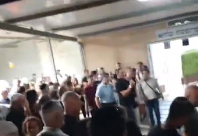 Imagem da noticia Funeral de brasileira morta em rave pelo Hamas reúne milhares de pessoas em Israel
