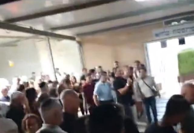 Funeral de brasileira morta em rave pelo Hamas reúne milhares de pessoas em Israel