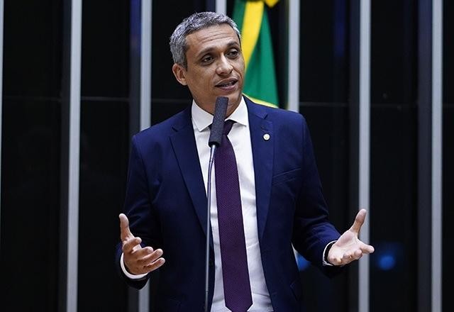 Imagem da noticia PGR denuncia deputado bolsonarista por racismo contra Silvio Almeida e por injúria contra Lula