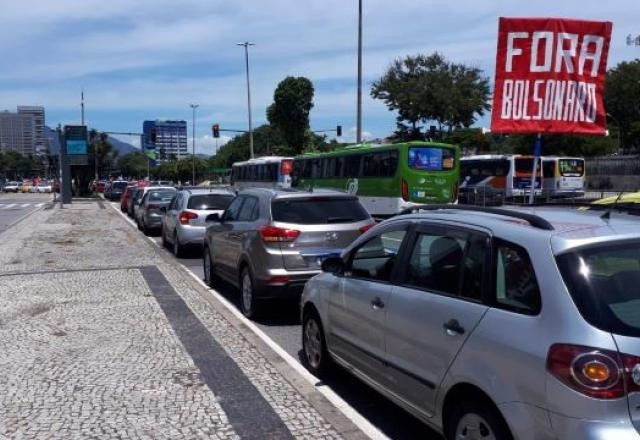Cidades registram carreatas contra Bolsonaro