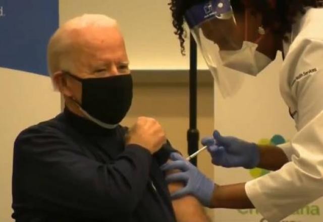 Nos EUA, Joe Biden toma 1ª dose da vacina contra covid-19