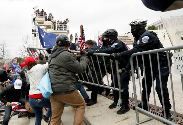 EUA: Congresso retoma sessão após invasão de manifestantes