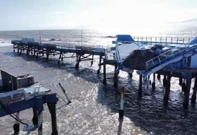 Plataforma de praia no Rio Grande do Sul desaba; veja as imagens