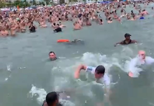 Imagem da noticia Bolsonaro causa aglomeração no litoral paulista ao entrar no mar