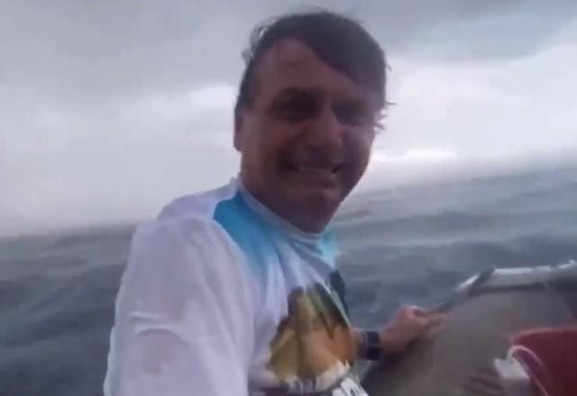 Vídeo mostra Bolsonaro surpreendido por mau tempo em alto mar