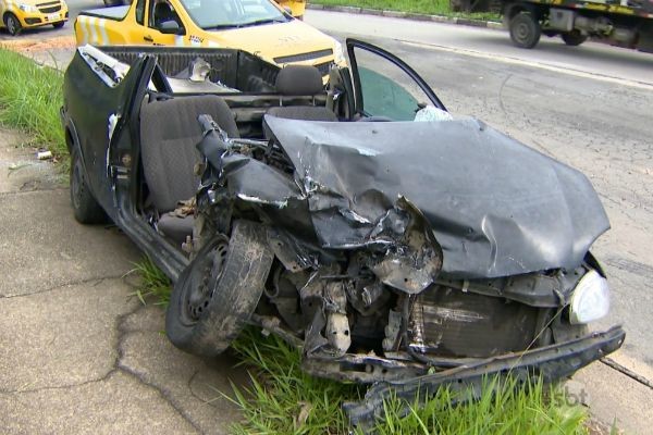 Imagem da noticia Resgate corta teto de carro para retirar motorista preso em acidente