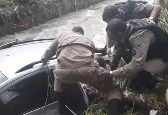 Imagem da noticia Idoso é resgatado de carro que caiu em rio de Minas Gerais
